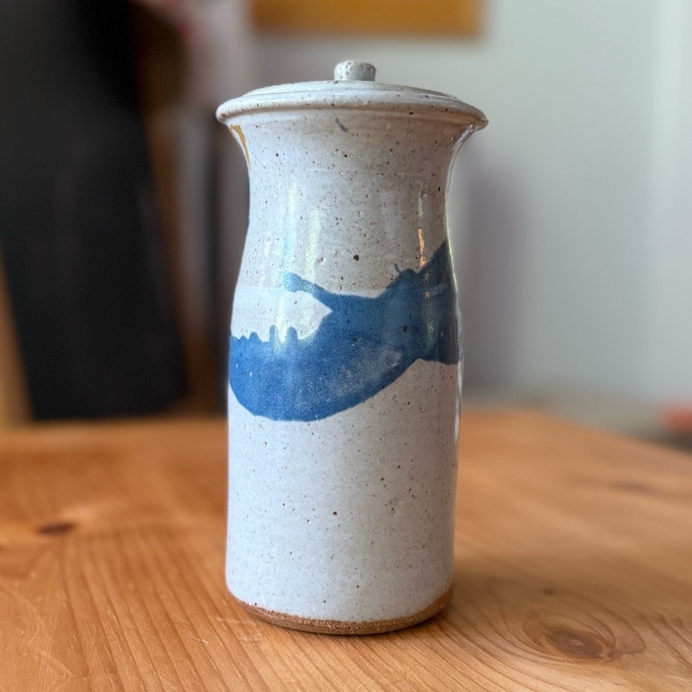 Handcrafted studio pottery with lid blue splash wave design - Picture 9 of 12